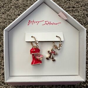 New Betsey Johnson Gold Tone Mixer & Gingerbread Cookie Mismatch Drop Earrings